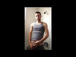 Heiße Amateur-Masturbation eines muskulösen Mannes